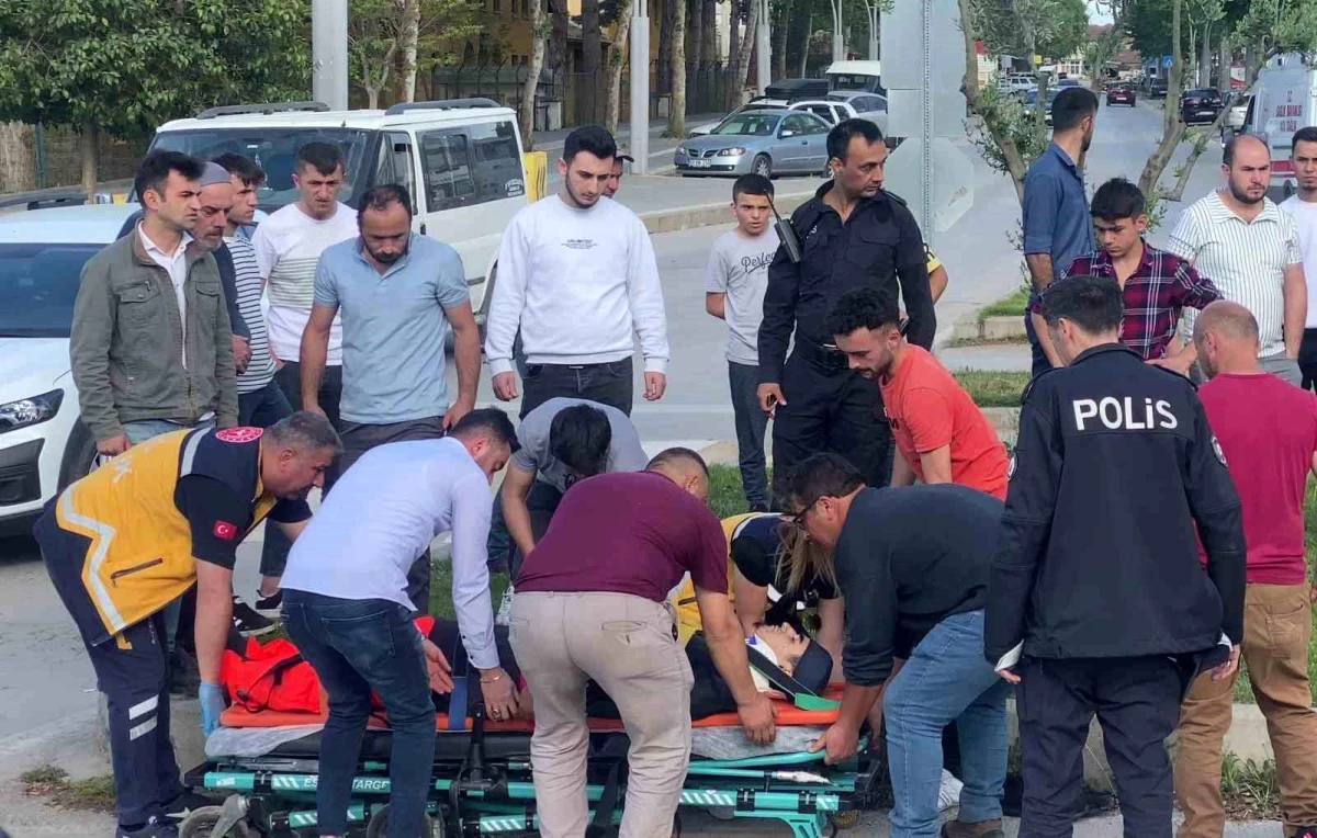 Erbaa\'da Kamyonetle Motosiklet Kaza Yaptı: 2 Yaralı