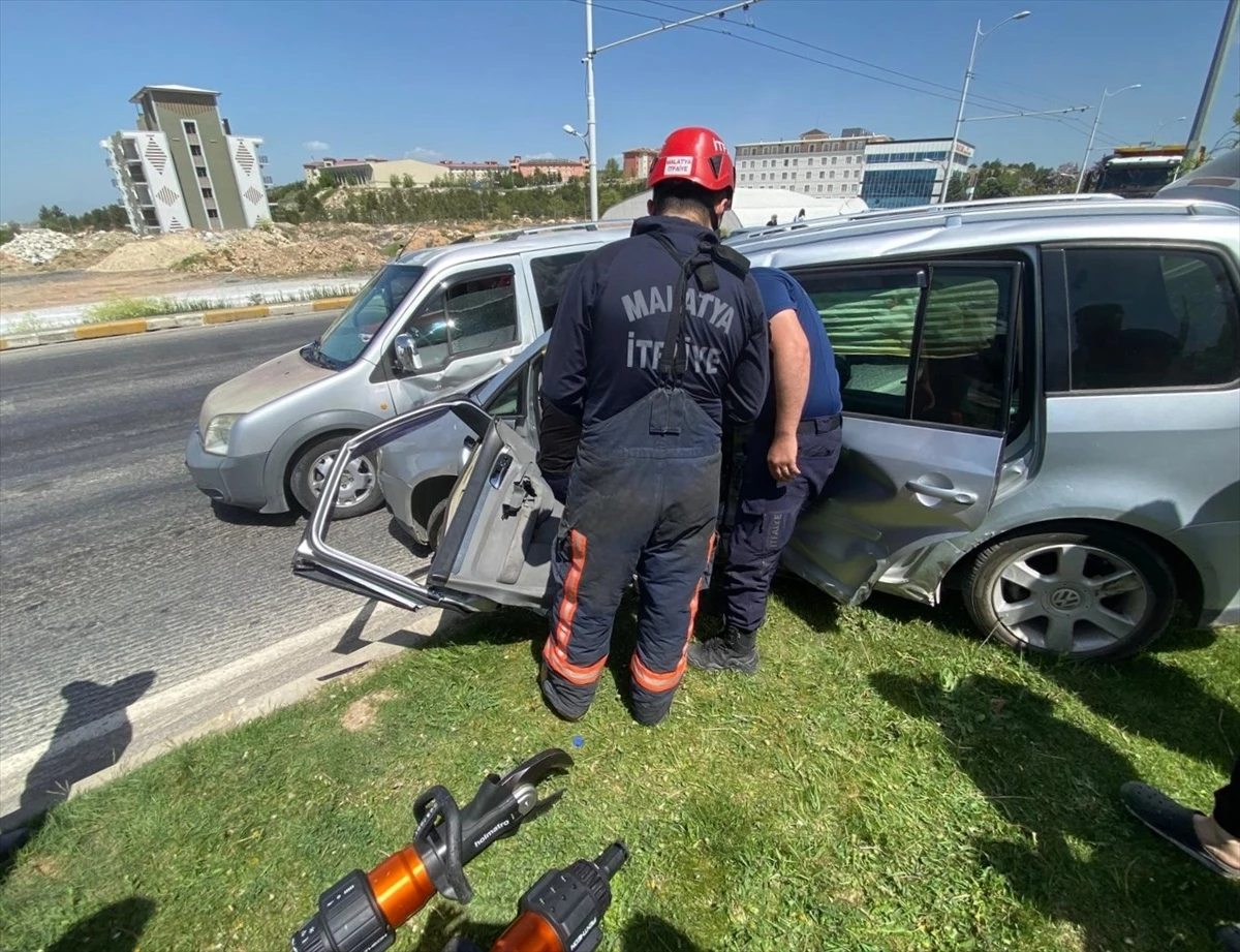 Malatya\'da 3 aracın karıştığı trafik kazasında 4 kişi yaralandı