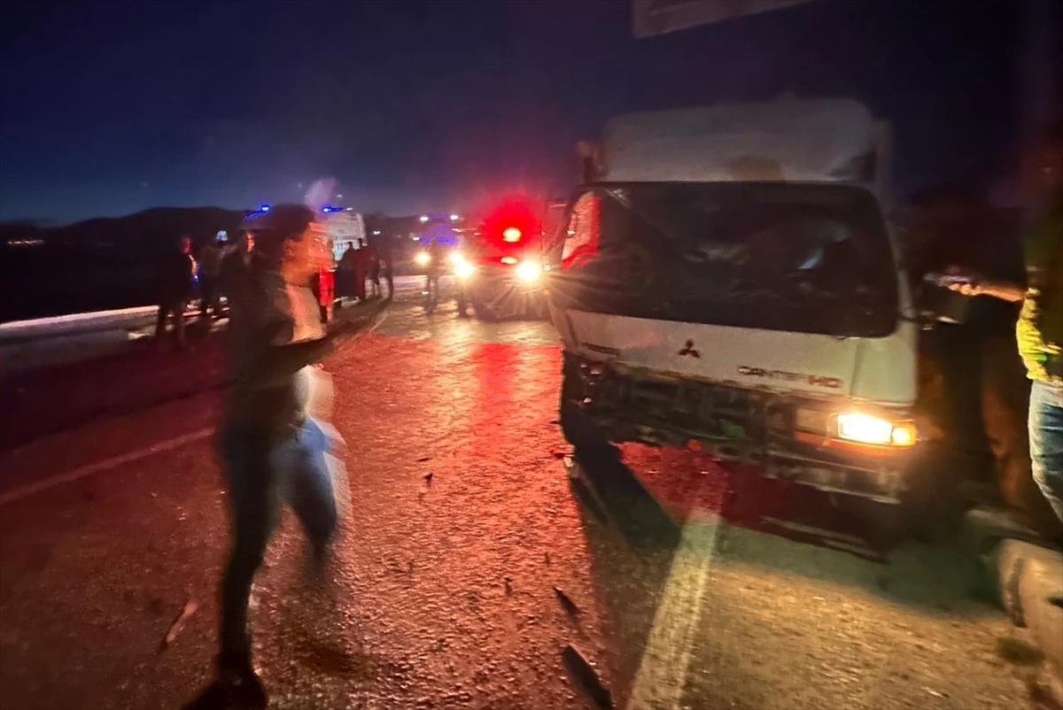 Malatya\'da kamyon ile hafif ticari araç çarpıştı: 2 yaralı
