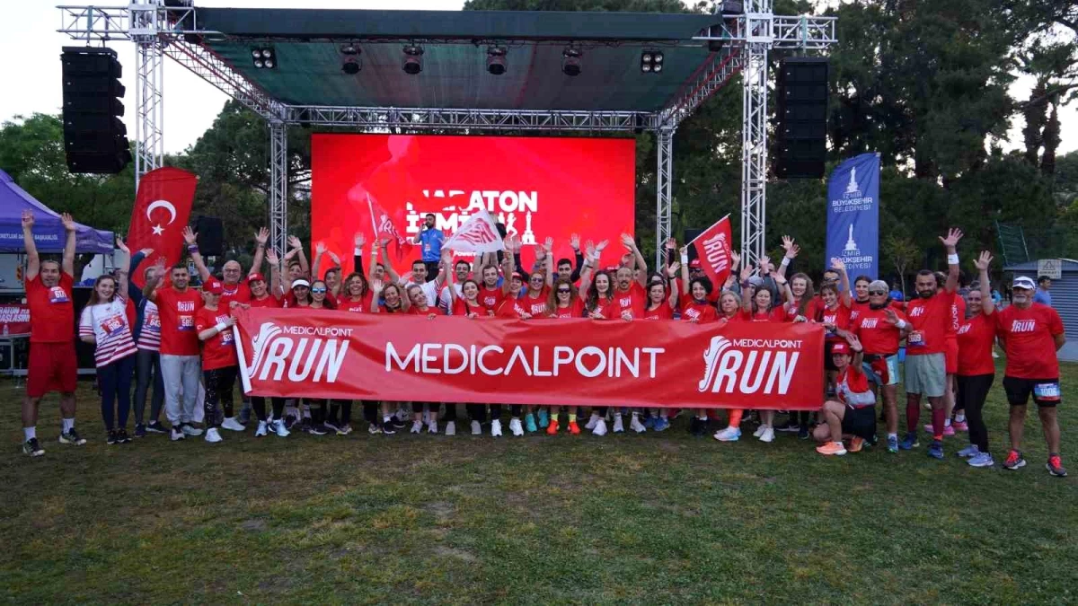 Maraton İzmir\'e katılan \'Medical Point Run\' sporcuları, Türk Eğitim Vakfı ve Ege Çağdaş Eğitim Vakfı adına koştu