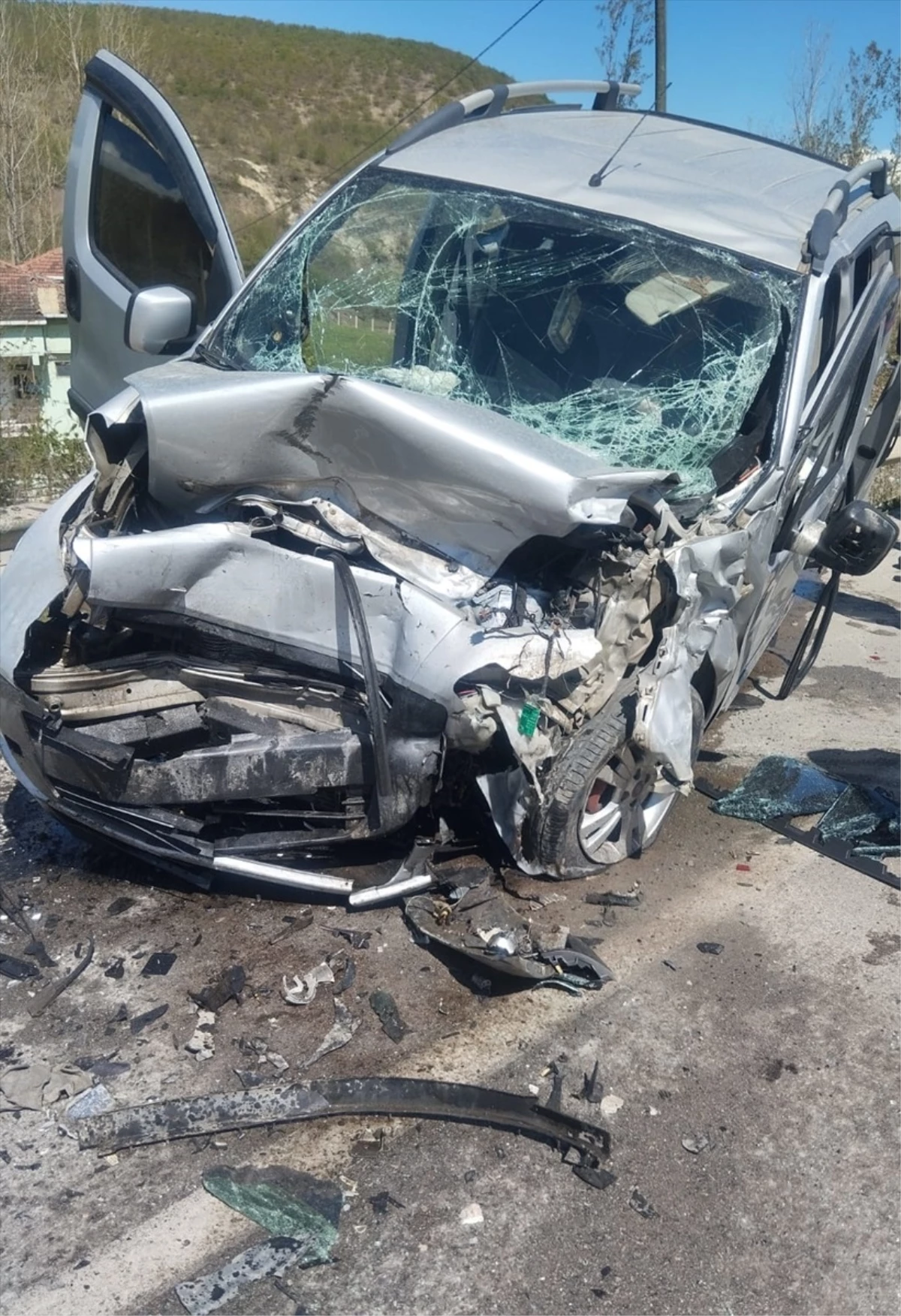 Samsun\'un Asarcık ilçesinde otomobil ile hafif ticari araç çarpışması: 5 yaralı