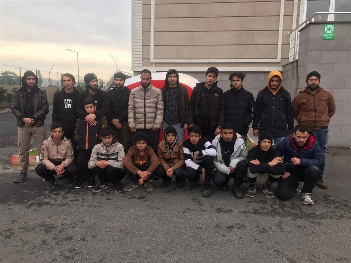 Tekirdağ\'da Jandarmadan Kaçan Panelvanda Yakalanan 19 Yabancı Uyruklu