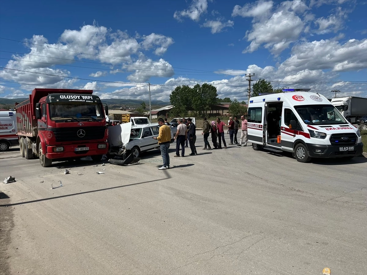 Tokat\'ın Erbaa ilçesinde kamyona otomobil çarptı: 3 yaralı