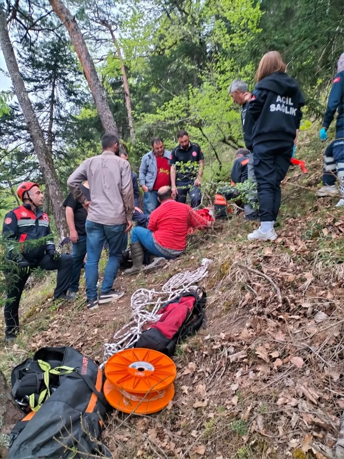 Trabzon\'da ormanda uçuruma yuvarlanan yaşlı kişi itfaiye tarafından kurtarıldı
