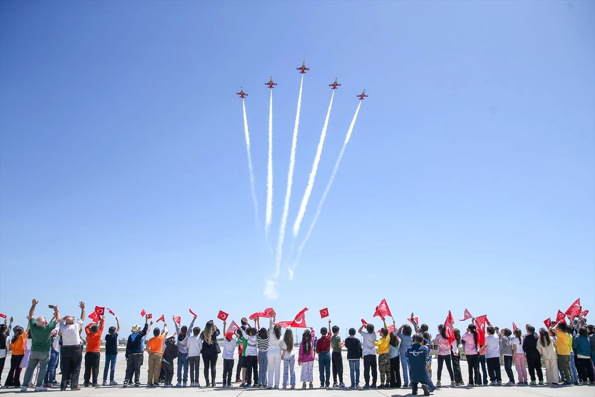 Konya\'da 23 Nisan Ulusal Egemenlik ve Çocuk Bayramı kutlamalarında öğrenciler Türk Yıldızları filosunu ziyaret etti