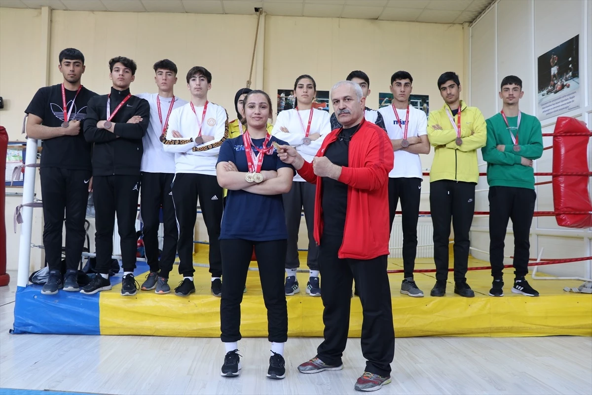 Elazığ\'da 17 yaşındaki Evindar Demirbağ, bilek güreşinde Türkiye şampiyonu oldu