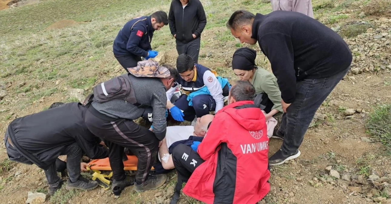 Van\'da Erek Dağı\'nda ot toplarken rahatsızlanan kişi hastaneye ulaştırıldı