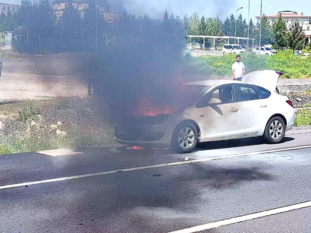 Şanlıurfa\'da seyir halindeki otomobil alev aldı, çevredekiler müdahale etti