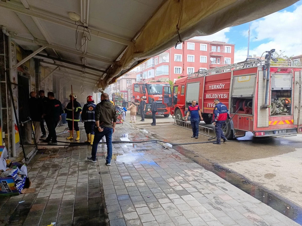 Yerköy\'de market yangını itfaiye tarafından söndürüldü