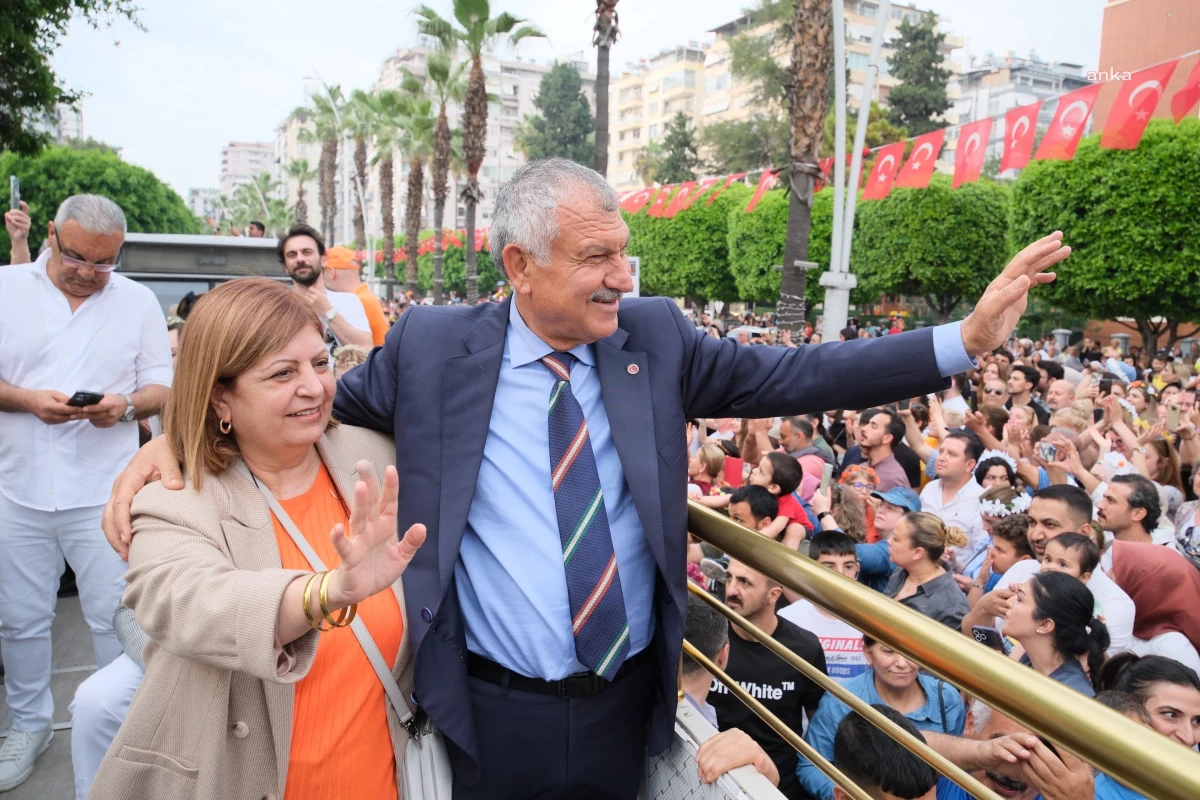 Adana Büyükşehir Belediye Başkanı Zeydan Karalar, Portakal Çiçeği Karnavalı\'na Katıldı