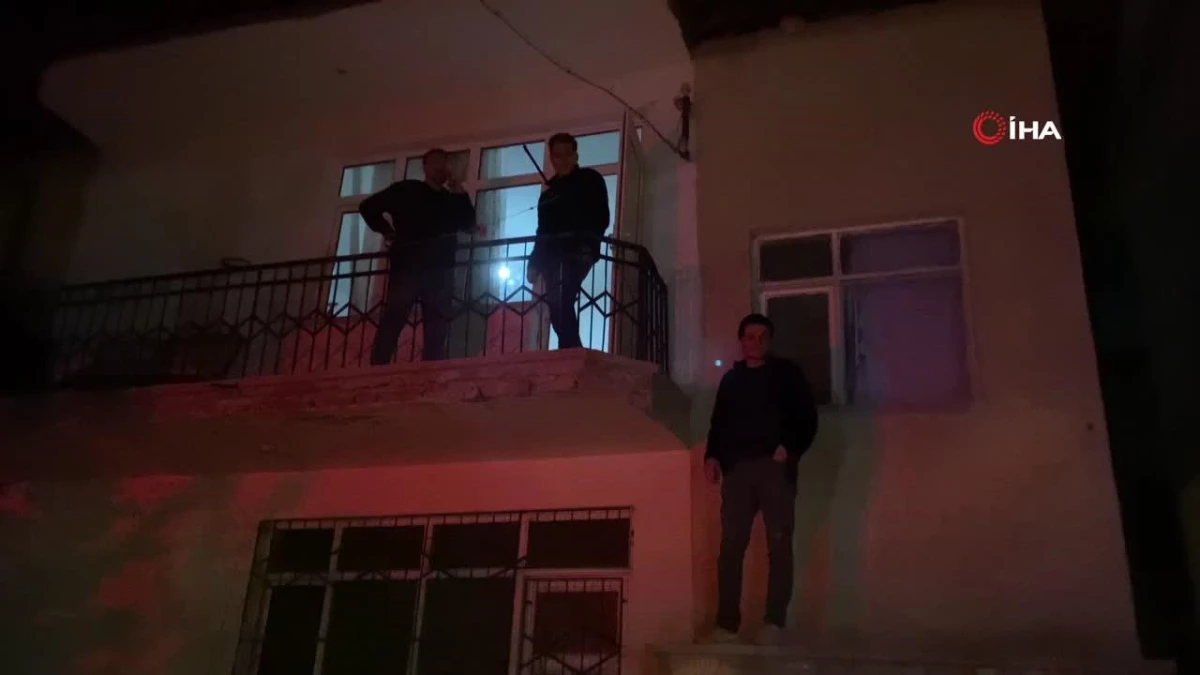 Aksaray\'da 2. katta suçüstü yakalanan hırsız itfaiye merdiveniyle indirildi