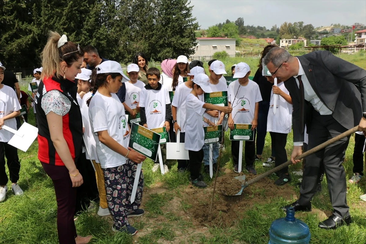 Adana\'da öğrenciler meyve fidanlarını toprakla buluşturdu
