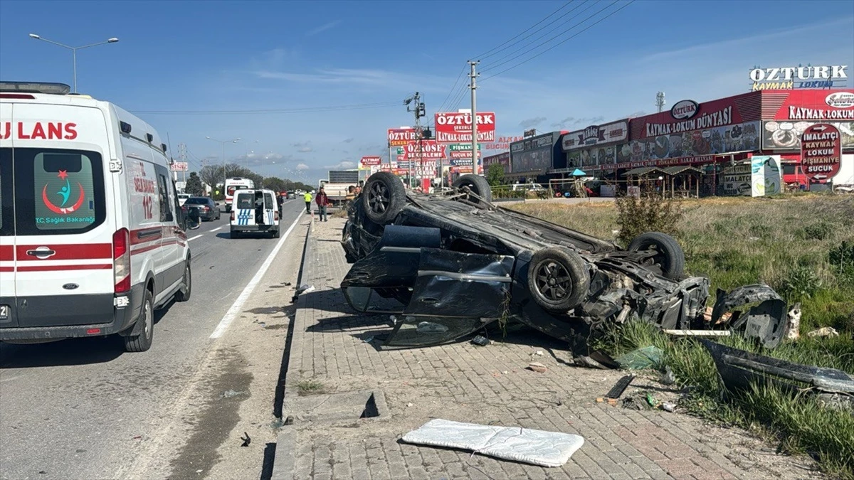 Afyonkarahisar\'da Kamyonun Çarptığı Otomobilde 3 Kişi Yaralandı