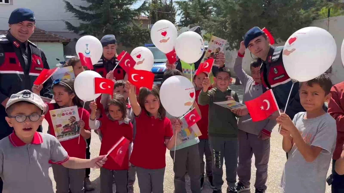 Amasya\'da Jandarma Ekipleri Köy Okulunda Bayram Kutlaması Yaptı