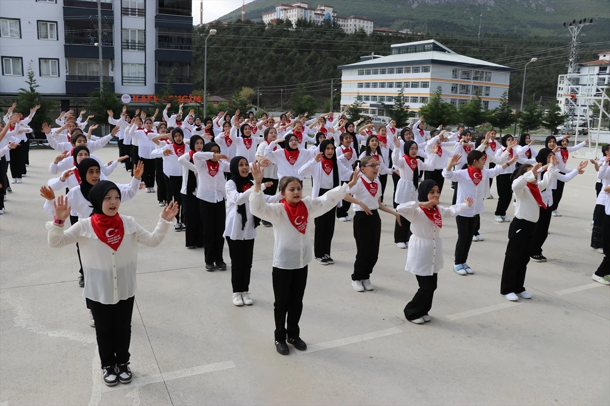 Amasya\'da Ortaokul Öğrencileri İşaret Diliyle Şarkı Söyledi