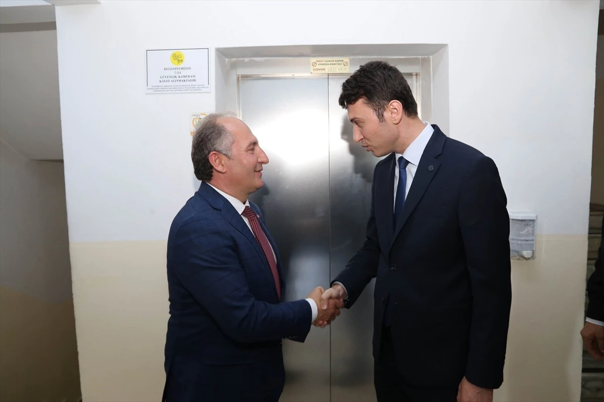 Arhavi Kaymakamı Burak Çimşir, Belediye Başkanı Turgay Ataselim\'i ziyaret etti