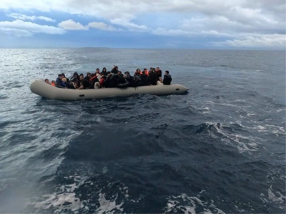 Ayvalık\'tan Midilli Adasına geçmeye çalışan 25 çocuklu 56 düzensiz göçmen yakalandı