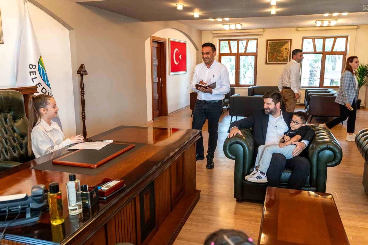 Tarsus Belediye Başkanı Ali Boltaç, koltuğunu 3. sınıf öğrencisi Sıla Burkev\'e devretti