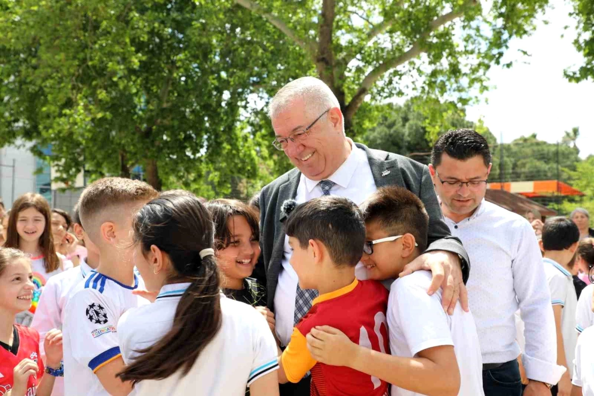 Edremit Belediye Başkanı Mehmet Ertaş, 23 Nisan Ulusal Egemenlik ve Çocuk Bayramı\'nı kutladı