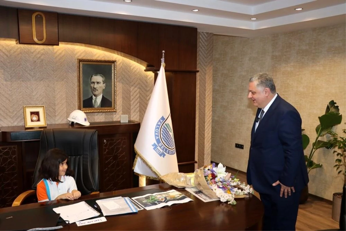 Yalova Belediye Başkanı Mehmet Gürel, makam koltuğunu ilkokul öğrencilerine teslim etti
