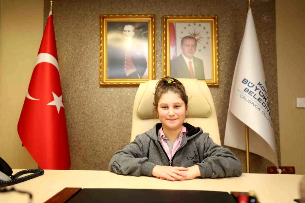 Çocuk Bayramı Dolayısıyla Kocaeli Büyükşehir Belediye Başkanı Tahir Büyükakın\'ın Koltuğuna Oturan Öğrenci, Akıl ve Zeka Oyunları Sınıfları İstedi
