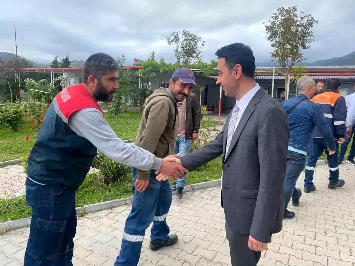 Bayraklı Belediye Başkanı İrfan Önal, haftaya erken saatlerde mesaiye başladı