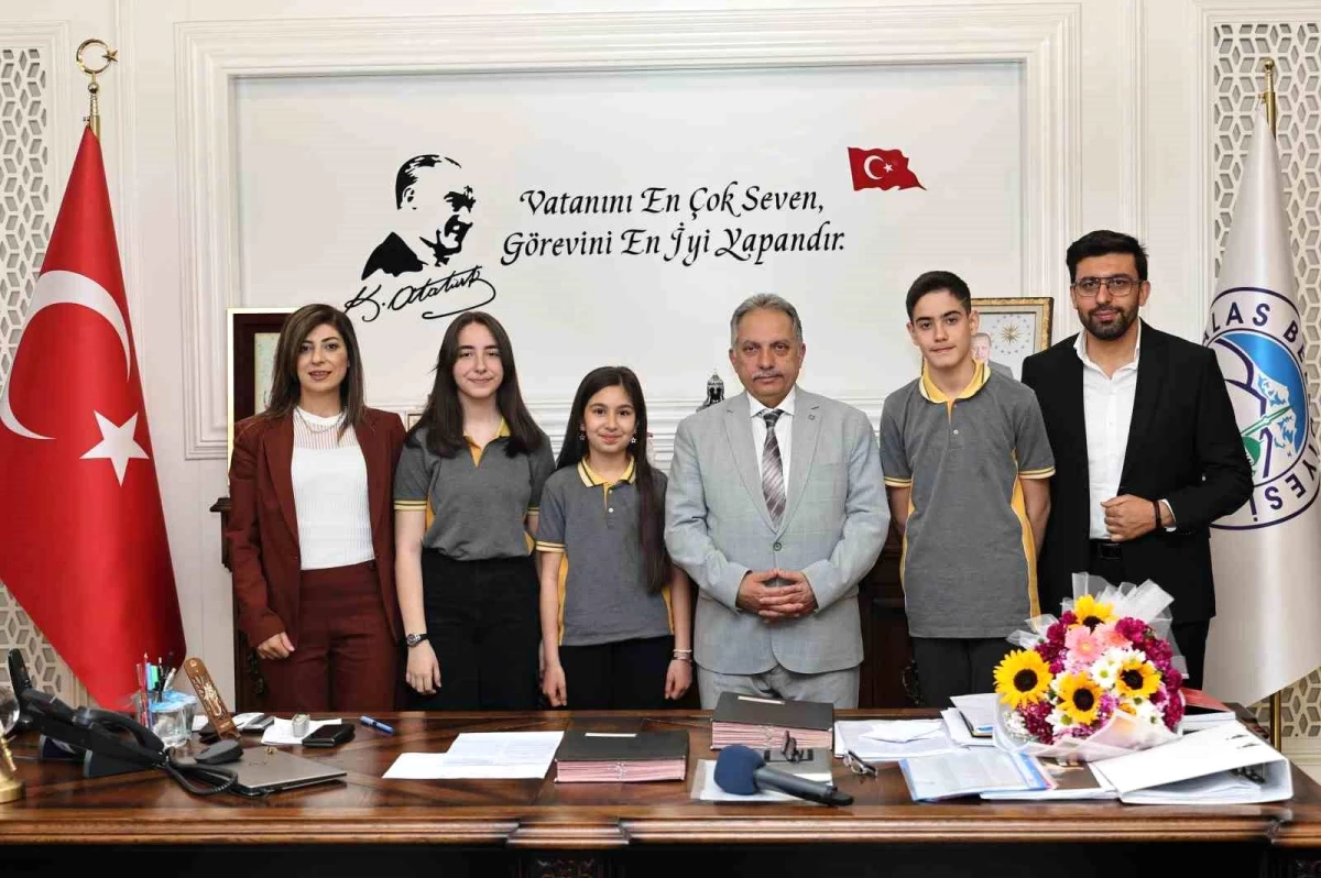 Talas Belediye Başkanı Mustafa Yalçın, 23 Nisan Ulusal Egemenlik ve Çocuk Bayramı\'nda makamını öğrenciye devretti