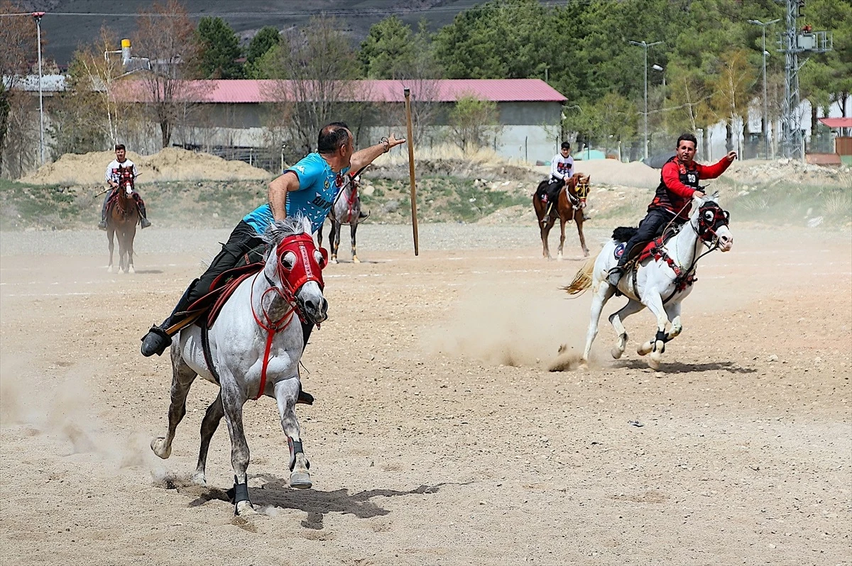 Bayburt\'ta Turizm Haftası etkinlikleri kapsamında atlı cirit heyecanı yaşandı