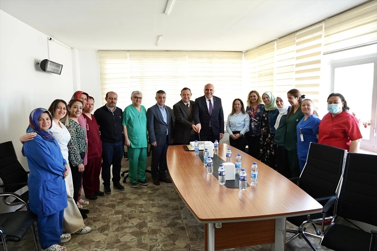 Kızılcahamam Belediye Başkanı Süleyman Acar, Ebeler Haftası\'nı kutladı