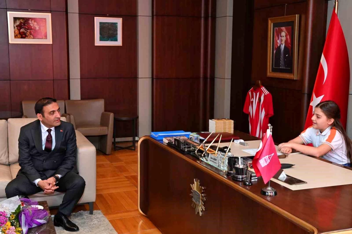 Beyoğlu Belediye Başkanı Elif Çolak\'a başkanlık koltuğunu devretti