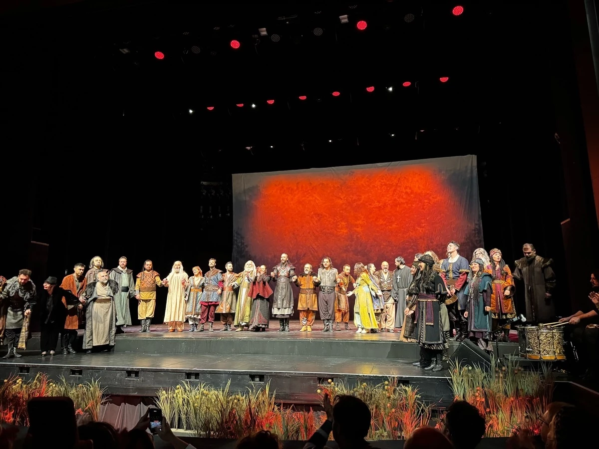 Ankara Devlet Tiyatrosu\'nun \'Devlet Ana\' oyunu Macaristan\'da sahnelendi