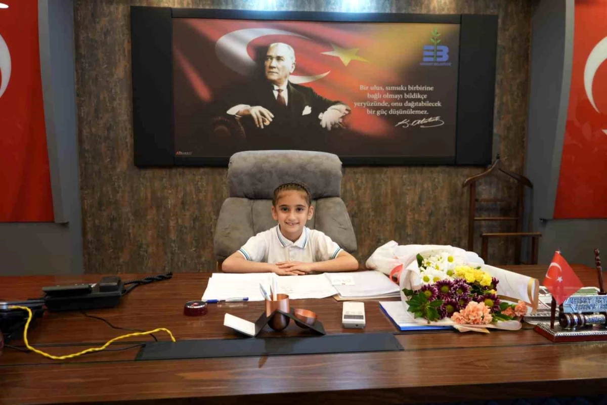 Edremit Belediye Başkanı Mehmet Ertaş, 23 Nisan\'da koltuğunu çocuklara devretti