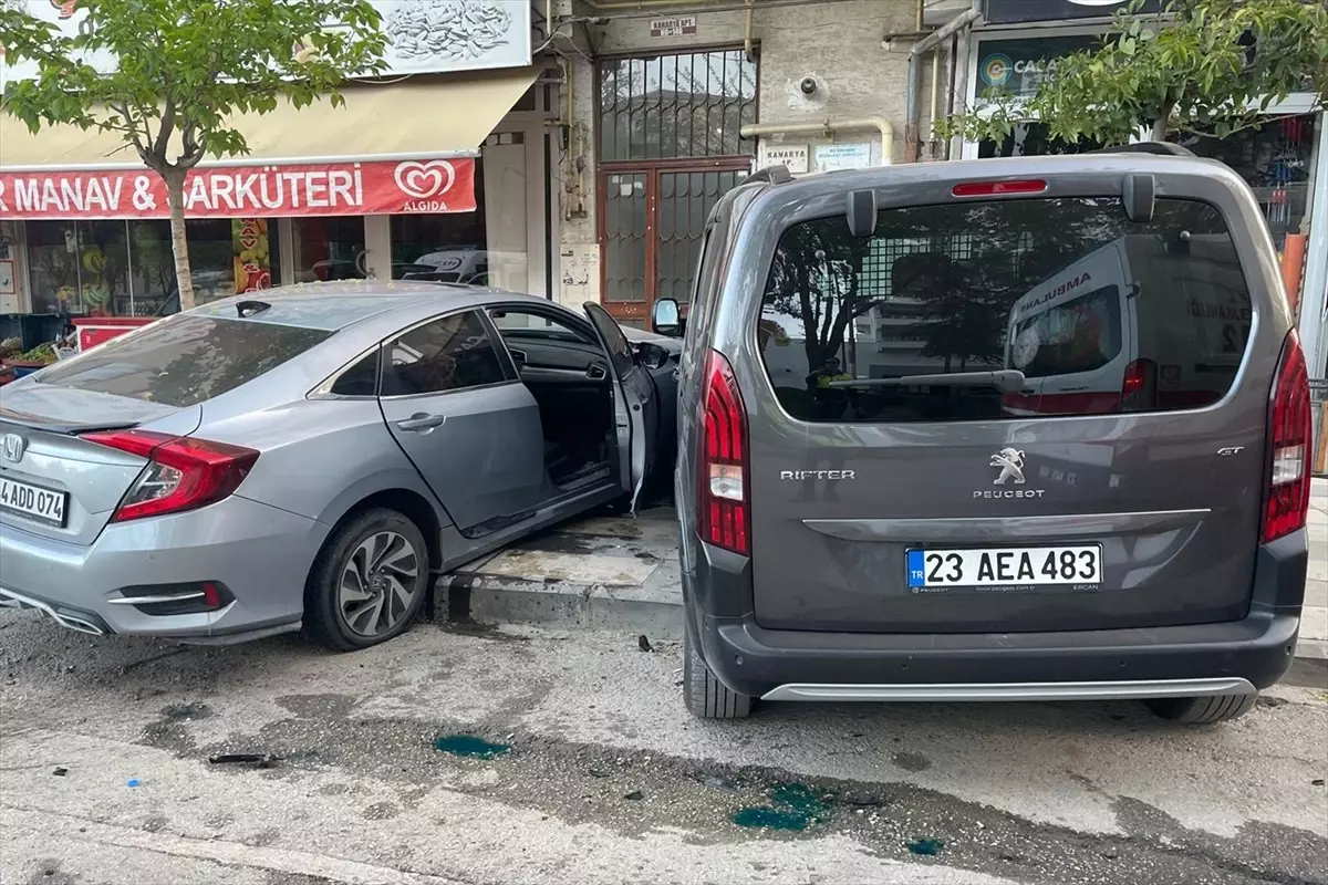 Elazığ\'da kaza: Sürücü yaralandı, annesi hastanede hayatını kaybetti