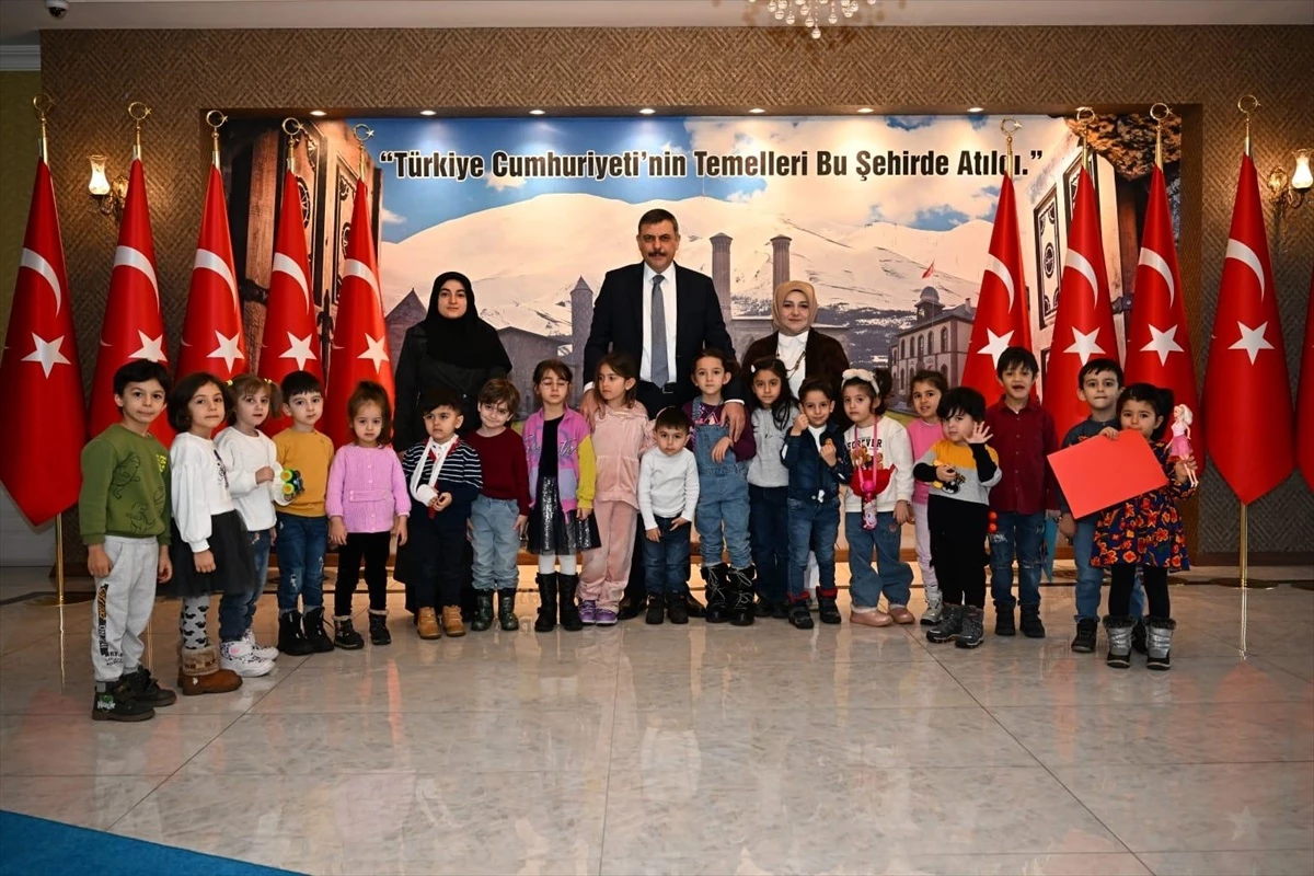Erzurum Valisi Mustafa Çiftçi, 23 Nisan Ulusal Egemenlik ve Çocuk Bayramı\'nı kutladı