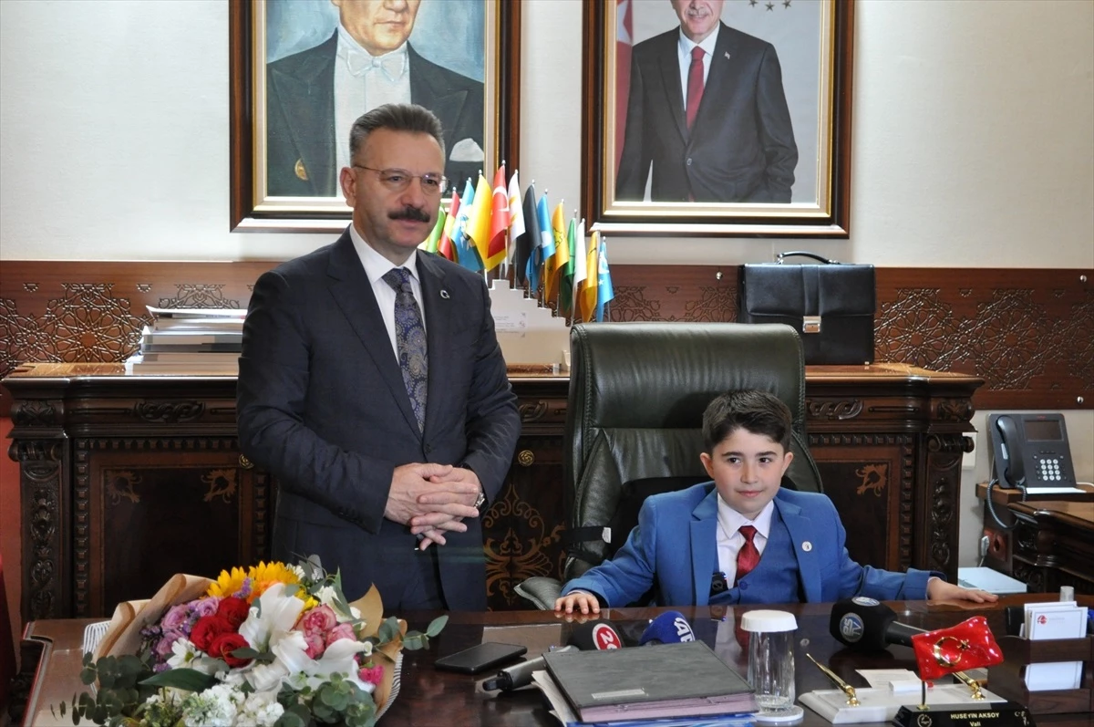 Eskişehir Valisi Hüseyin Aksoy, 23 Nisan\'da makamını çocuğa devretti