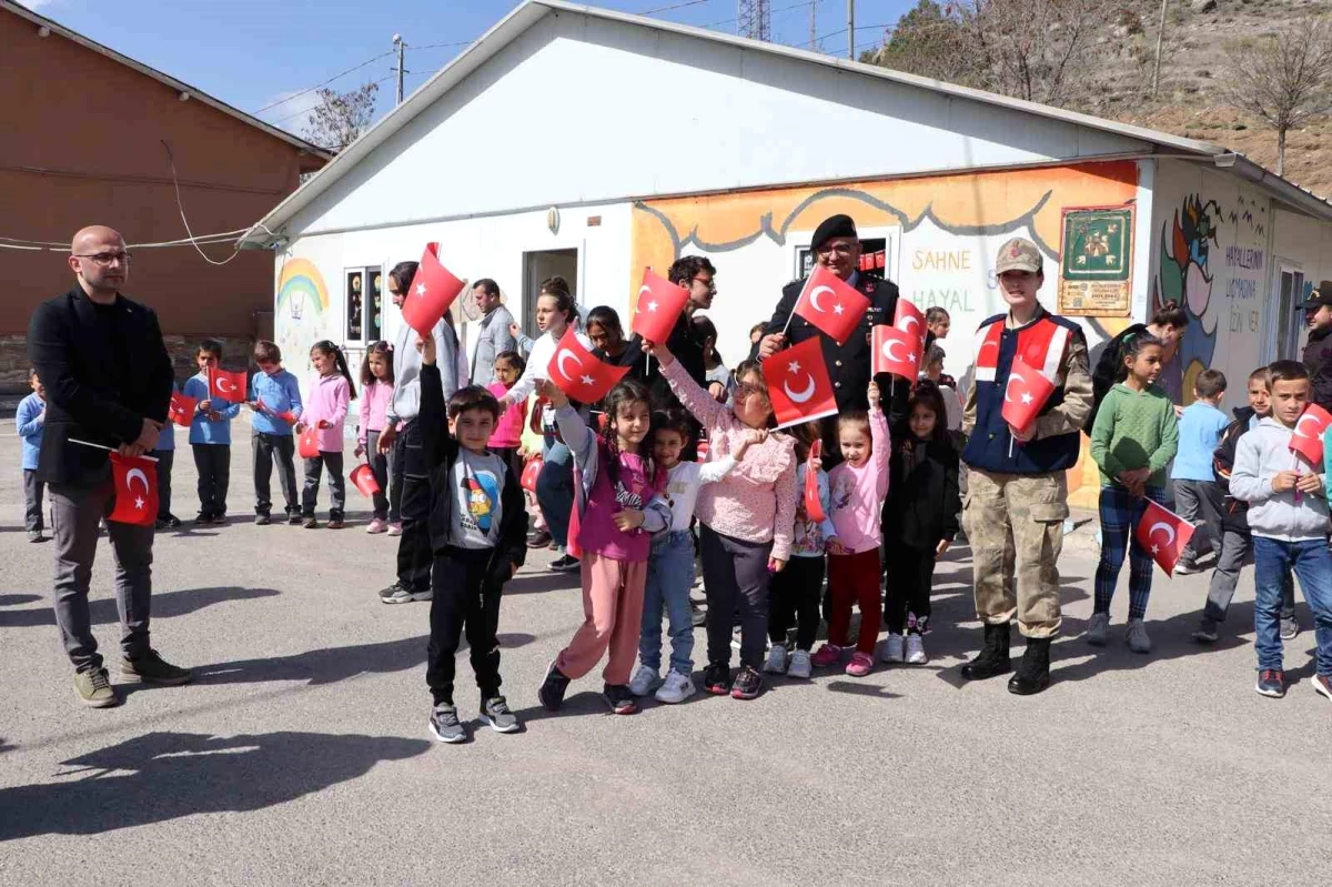 Gümüşhane\'de Jandarma Ekipleri Köy Okullarını Ziyaret Etti