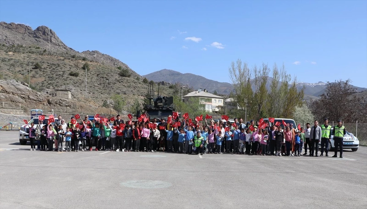 Gümüşhane Jandarma Komutanlığı, 23 Nisan\'da köy okullarını ziyaret etti