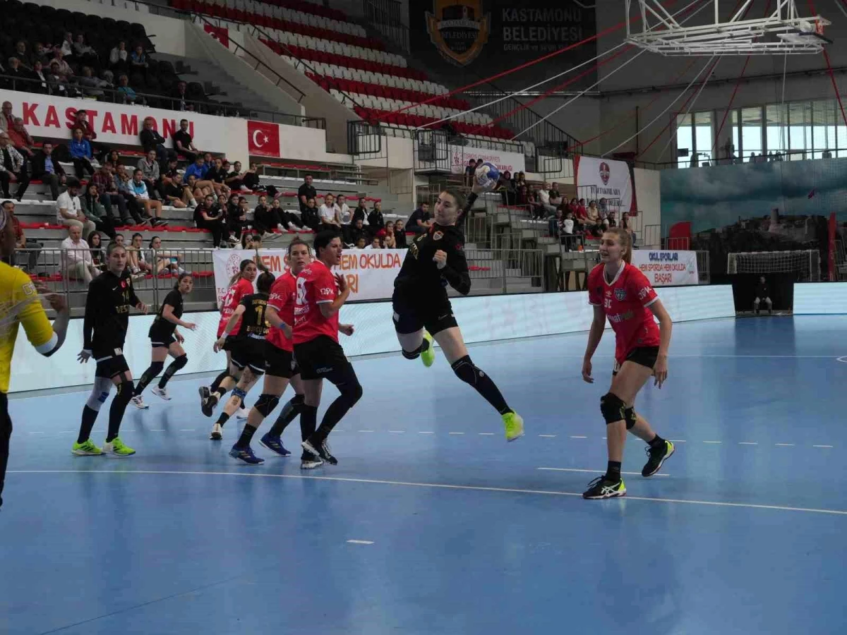 Kastamonu Belediyespor Kadınlar Hentbol Süper Ligi\'nde Konyaaltı Belediyespor\'a yenildi