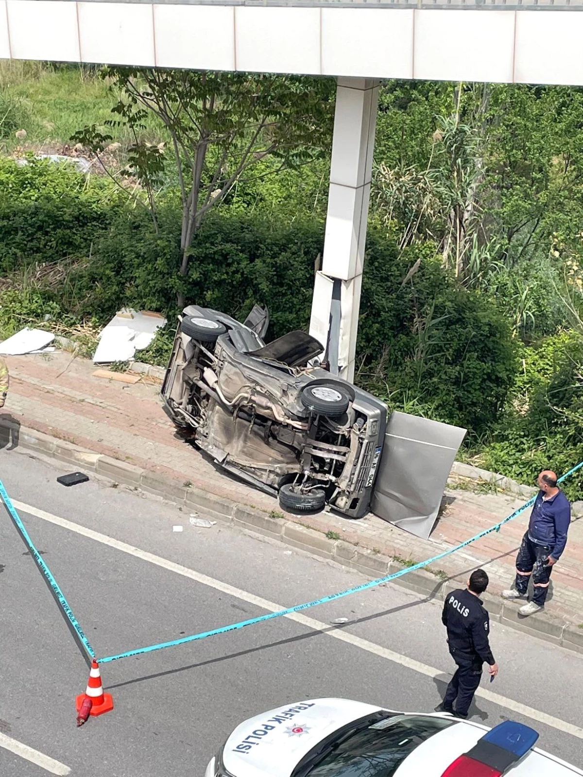 Bursa-Mudanya Karayolunda Kaza: Otomobil Hurdaya Döndü, 2 Kişi Hafif Yaralandı