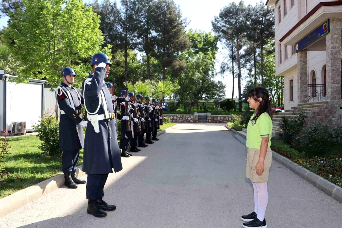 23 Nisan\'da İl Jandarma Komutanlığı\'na oturan ilkokul öğrencisi karşılandı