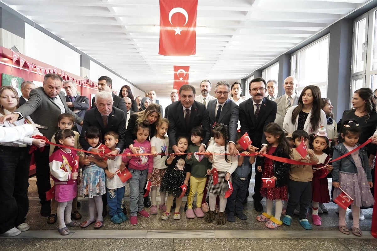İstanbul İl Milli Eğitim Müdürlüğü\'nde \'Bayramın Adı Çocuk\' resim sergisi açıldı