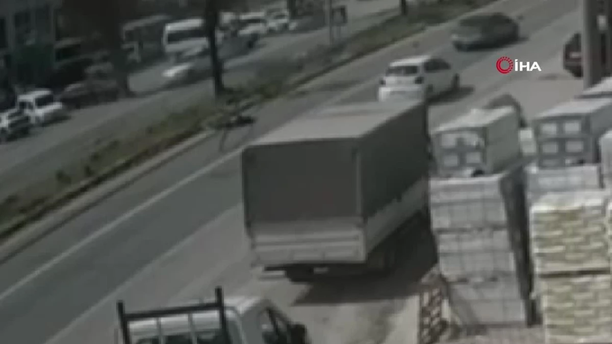 İzmir\'de feci kaza kamerada: Transitin çarptığı motosikletteki karı koca hayatını kaybetti