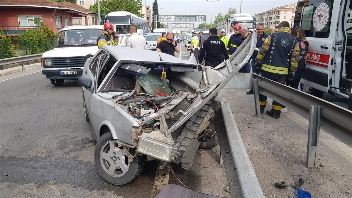 İzmit\'te Bariyere Çarpan Otomobilin Sürücüsü Hayatını Kaybetti