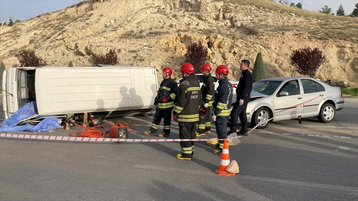 Konya\'da minibüs ile otomobil çarpıştı: 1 ölü, 3 yaralı