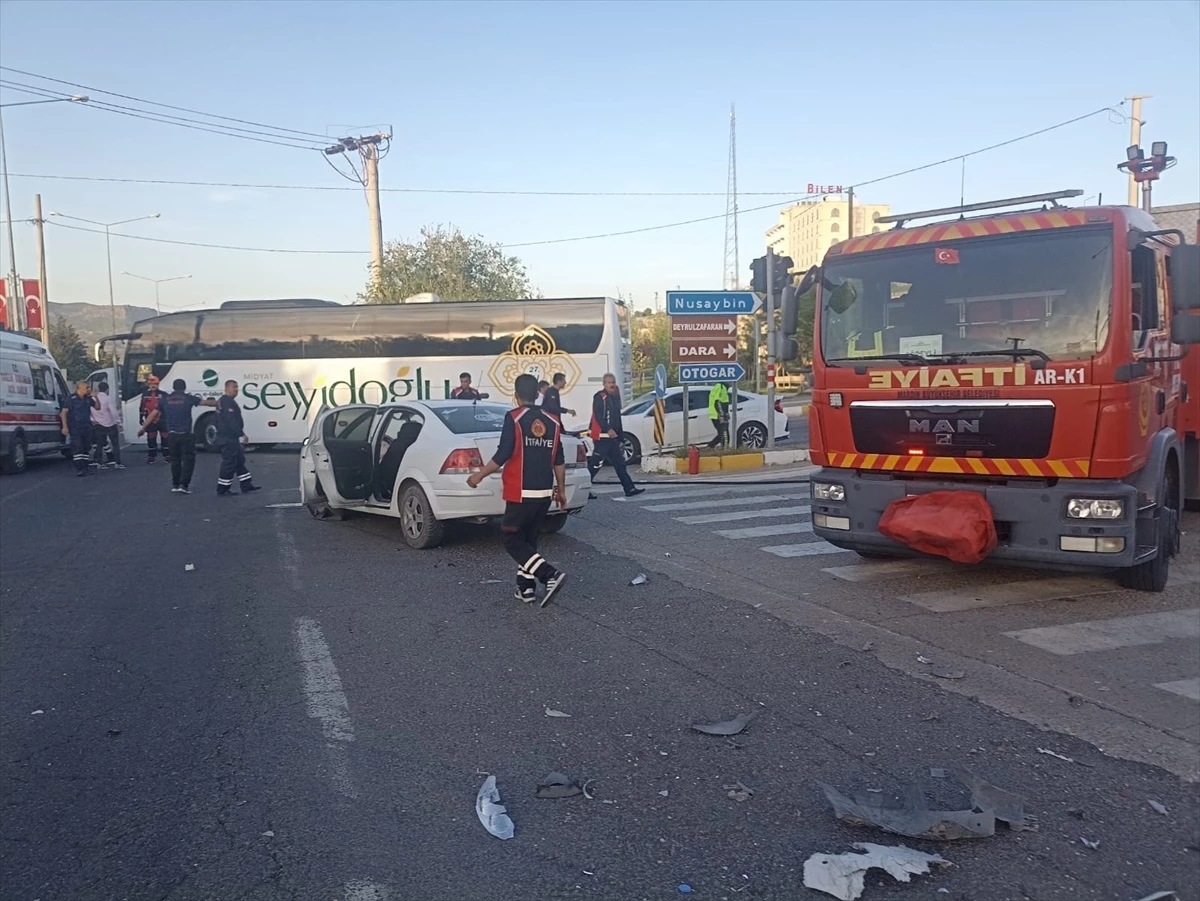 Mardin\'de otomobil ile hafif ticari araç çarpıştı: 4 yaralı