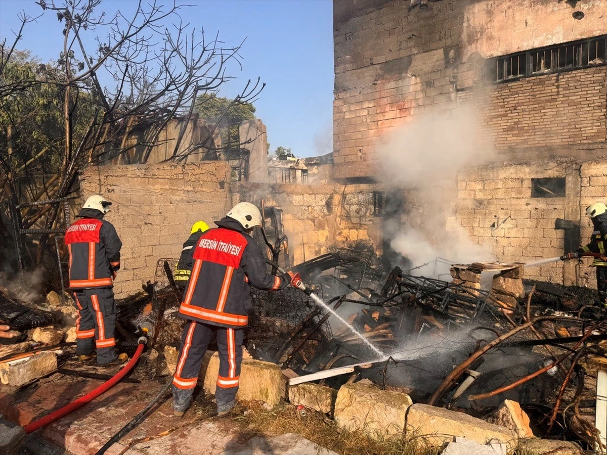 Mersin\'de 3 Katlı Apartmanın Arka Kısmında Yangın Çıktı
