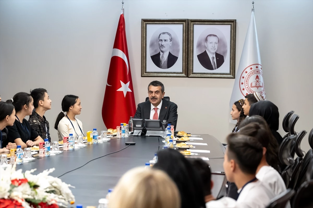 Milli Eğitim Bakanı Yusuf Tekin, 23 Nisan Ulusal Egemenlik ve Çocuk Bayramı\'nda çocuklara çağrıda bulundu