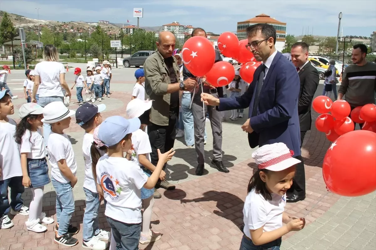 Beypazarı Anaokulu Öğrencileri 23 Nisan Bayrak Yürüyüşü Yaptı