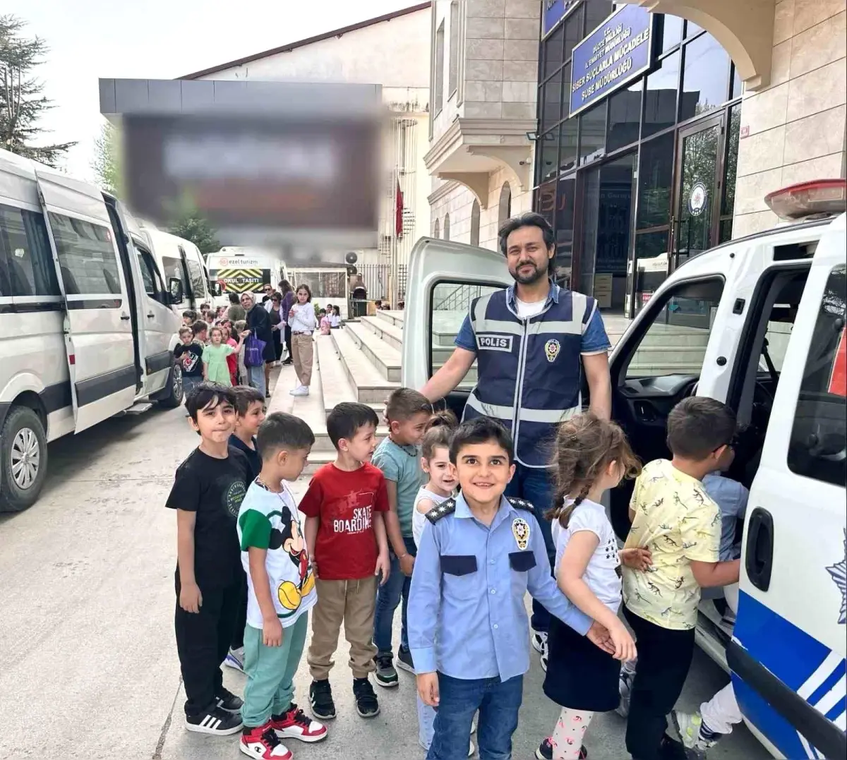 Düzce\'de Anaokulu Öğrencileri Polis Haftası Etkinliğinde Polislerle Buluştu