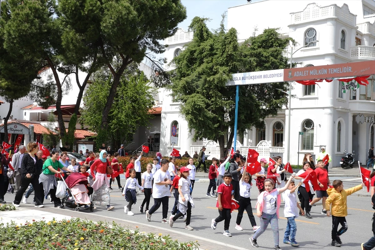 Muğla\'da 23 Nisan Ulusal Egemenlik ve Çocuk Bayramı Kortej Yürüyüşü Düzenlendi